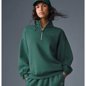 ALO Yoga Green Zip Up Sweater with Modern Design
